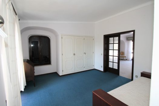 Charming Villa In Porches!