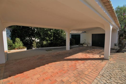 Charming Villa In Porches!