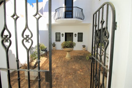 Charming Villa In Porches!