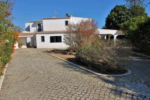 Charming Villa In Porches!