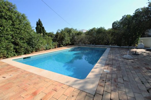 Charming Villa In Porches!