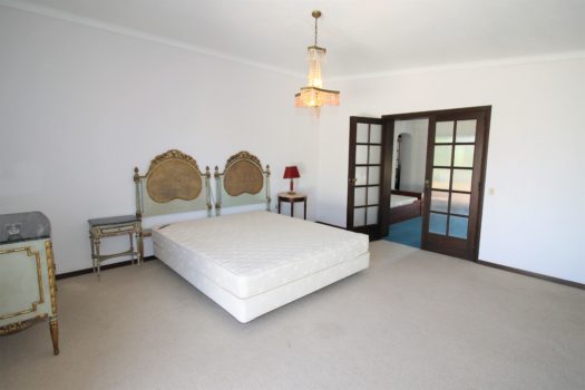 Charming Villa In Porches!