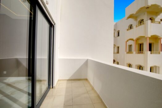 Luxury 2 bedroom, 2 bathroom apartment with sea view in Quarteira for sale