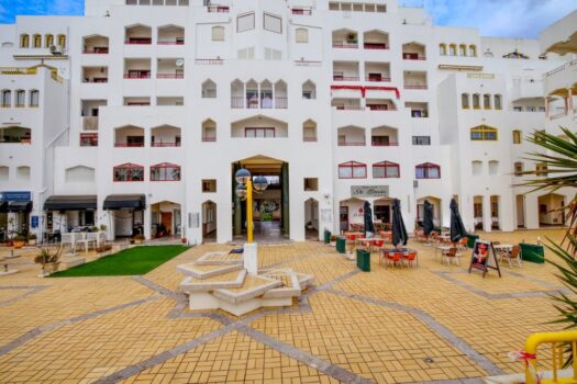 Luxury 2 bedroom, 2 bathroom apartment with sea view in Quarteira for sale