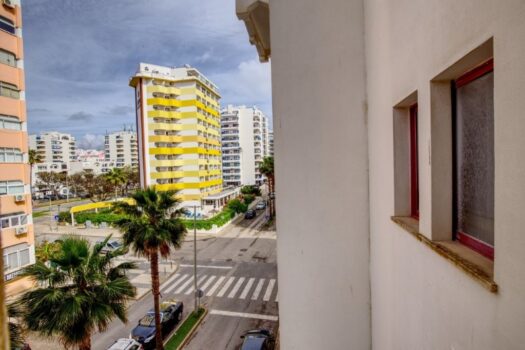 Luxury 2 bedroom, 2 bathroom apartment with sea view in Quarteira for sale